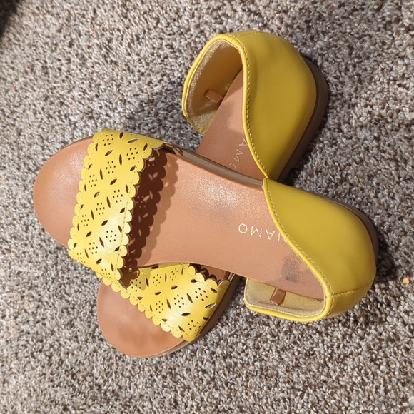 Yellow Andiamo flats, size 5 1/2 - Picture 4 of 4